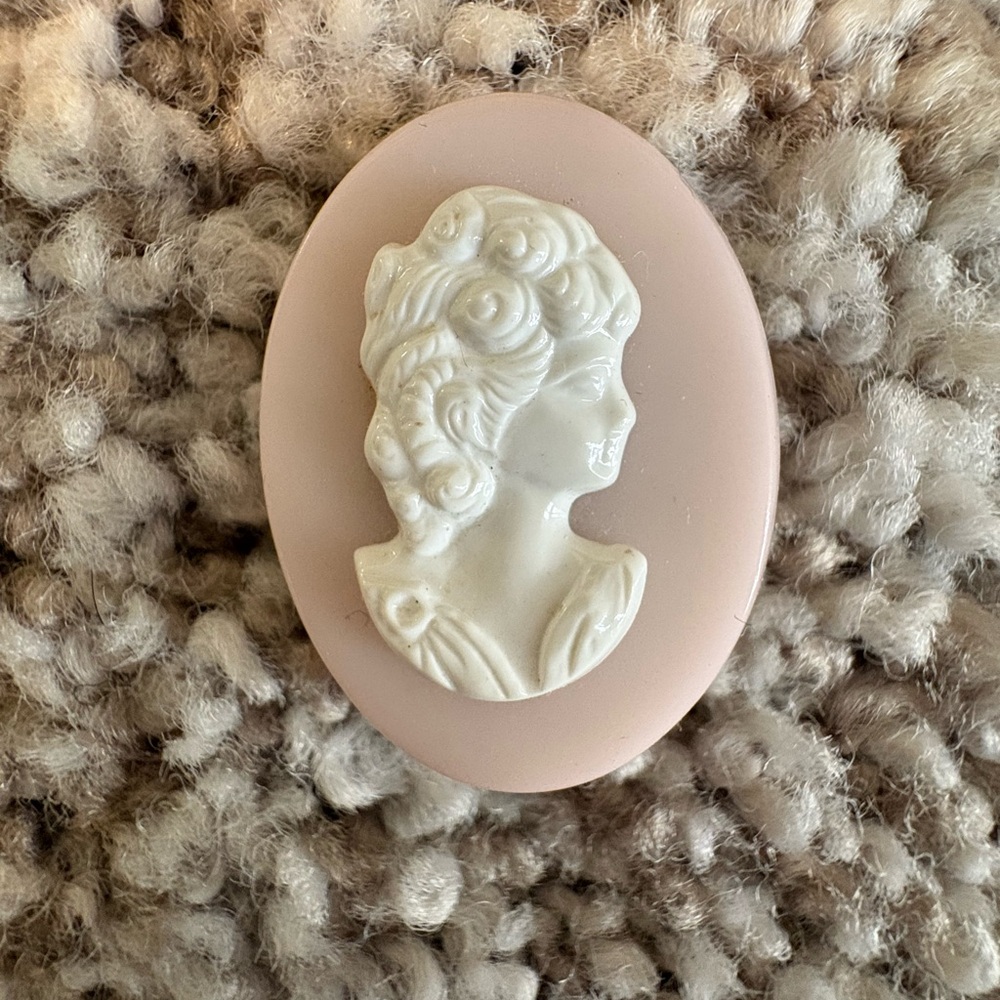 Vintage Style Pink Cameo Brooch